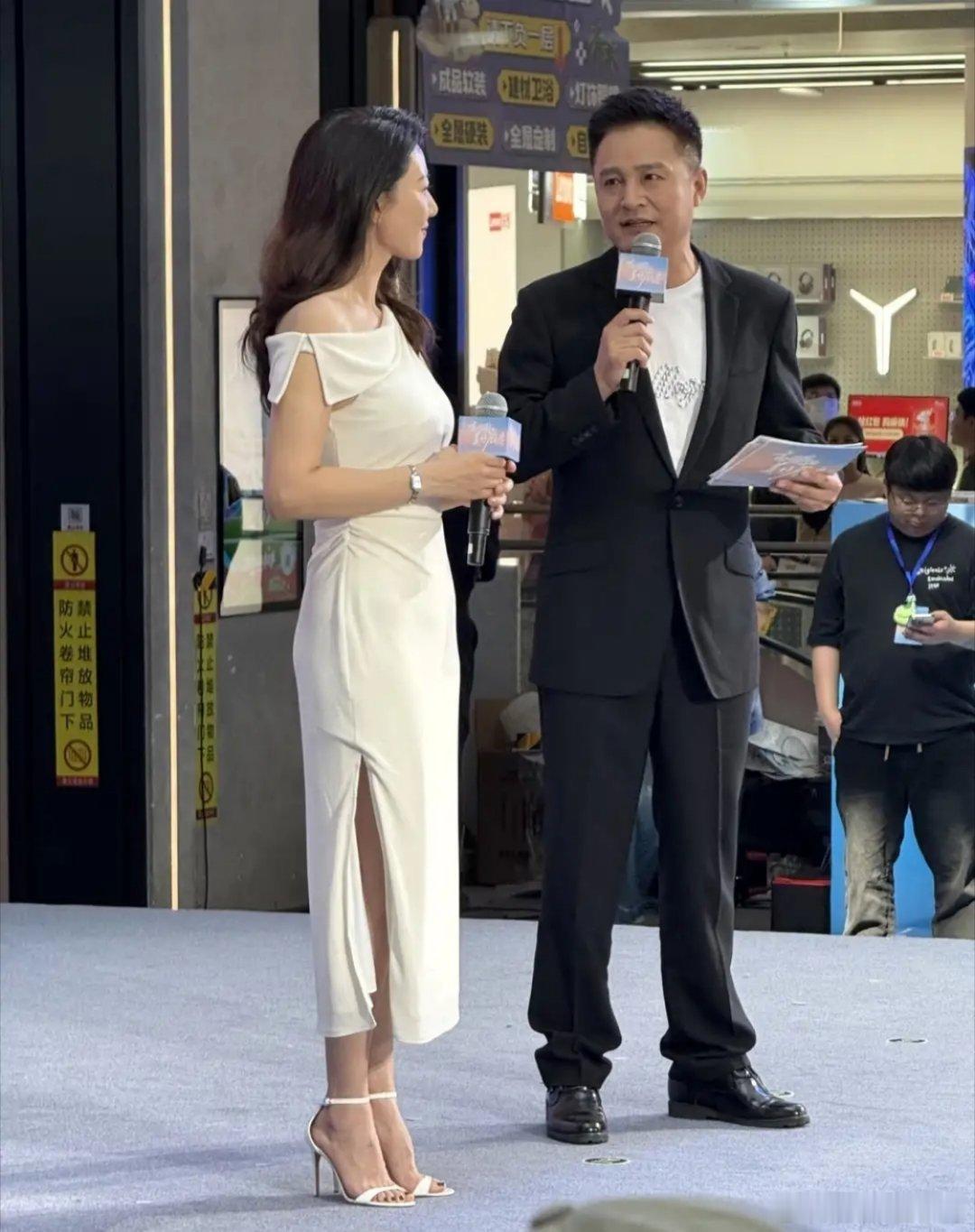 高圆圆线下活动生图太绝了！一袭白色开叉长裙温婉大气，裙摆灵动又显气质。精致美甲搭