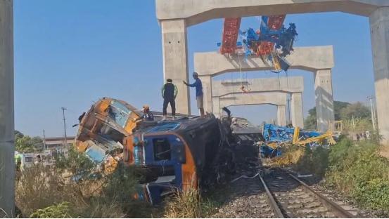 法国国际广播电台1月15日报道：“泰国一中国技术支持的一带一路高铁项目起重机倒坍