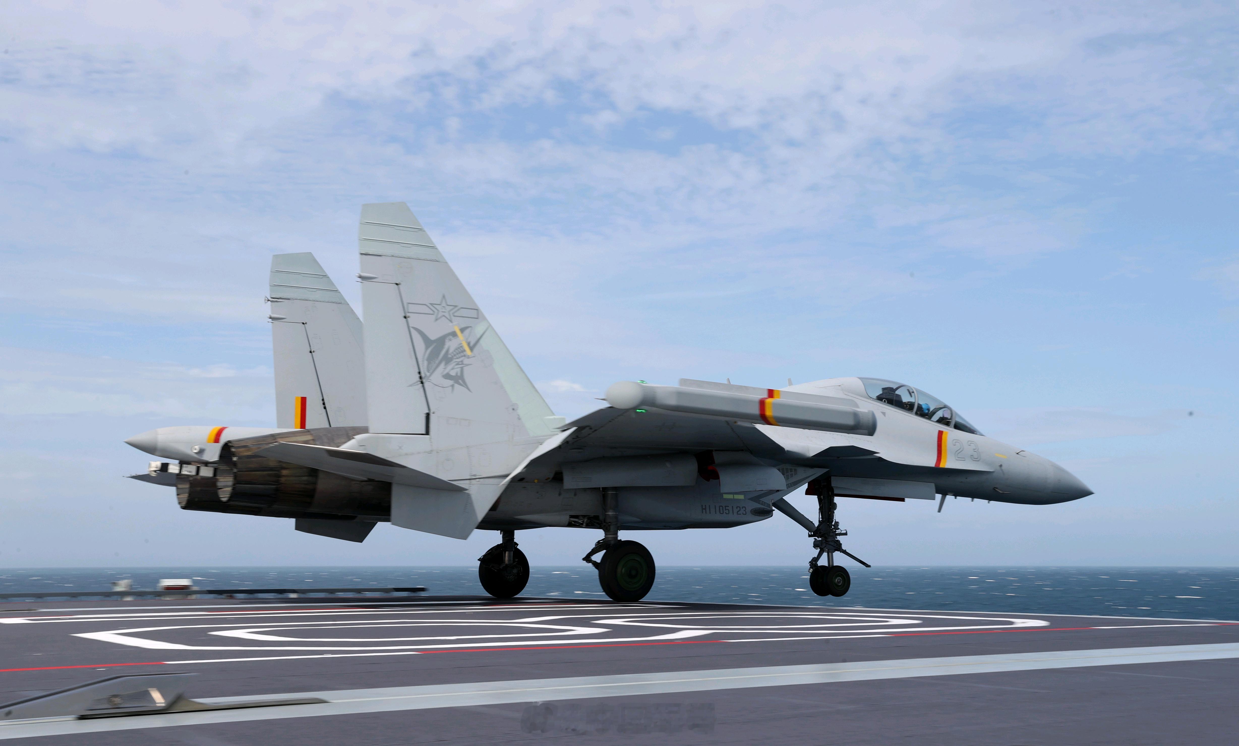 福建舰上的歼-15DT电子战机电磁弹射和阻拦着舰好图后舱无人，难得一见