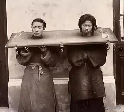 杨乃武和小白菜带着刑具的画面，这是当时真实拍摄下来的，因为那个时候已经有照相机了