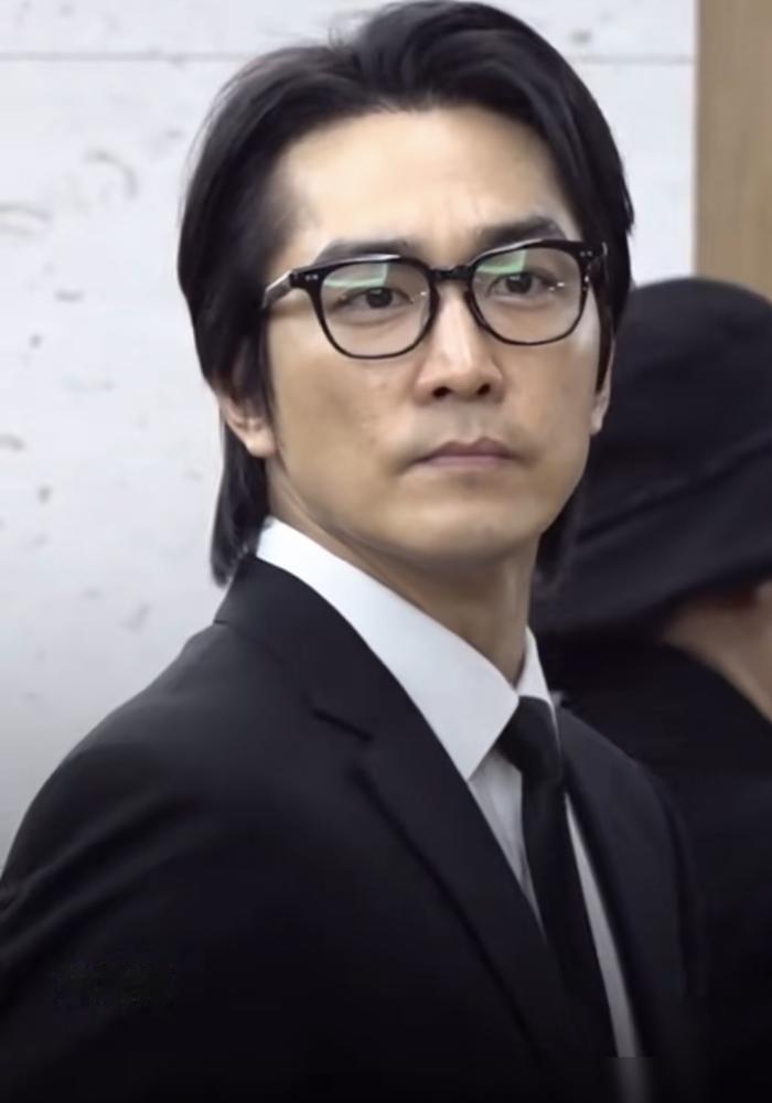 宋承宪都长老年斑了，他老的很明显！宋承宪去参加李顺载前辈的葬礼，他穿着黑色西装，
