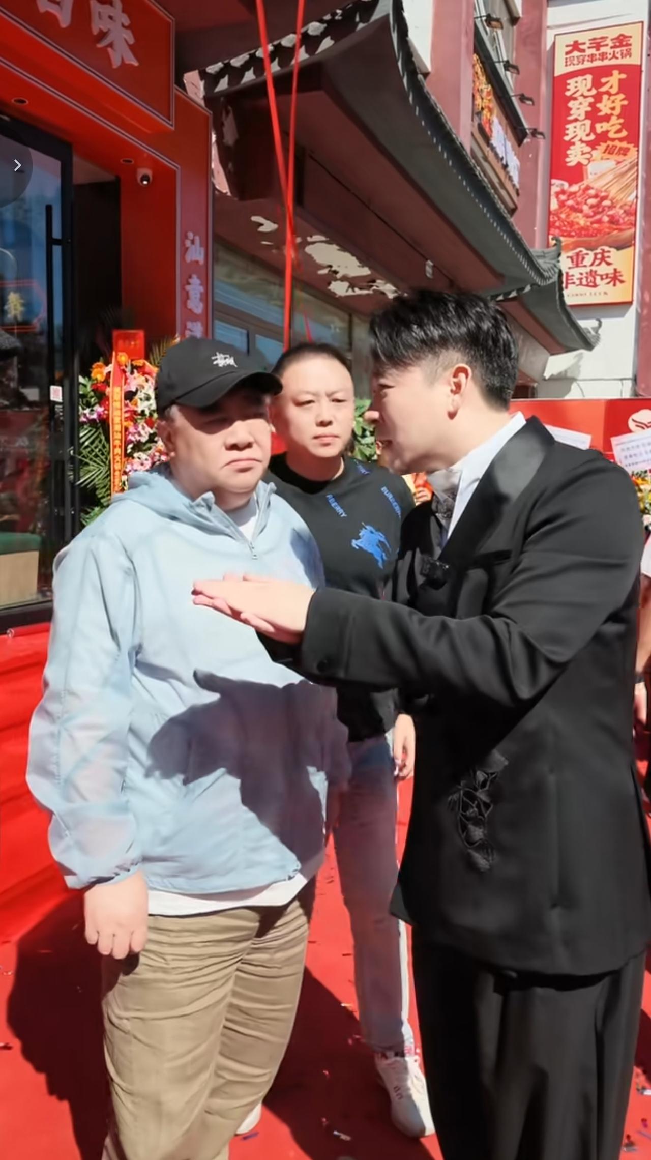 曹云金又开新店了，王四营这家潮汕牛肉火锅正式开业，现场到场捧场的人不少。何云伟、