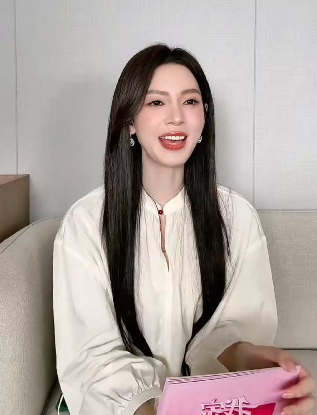 陈瑶直播拒绝了两件事陈瑶一本正经地回答不想被麻袋带走陈瑶直播好可爱，网友说啥都
