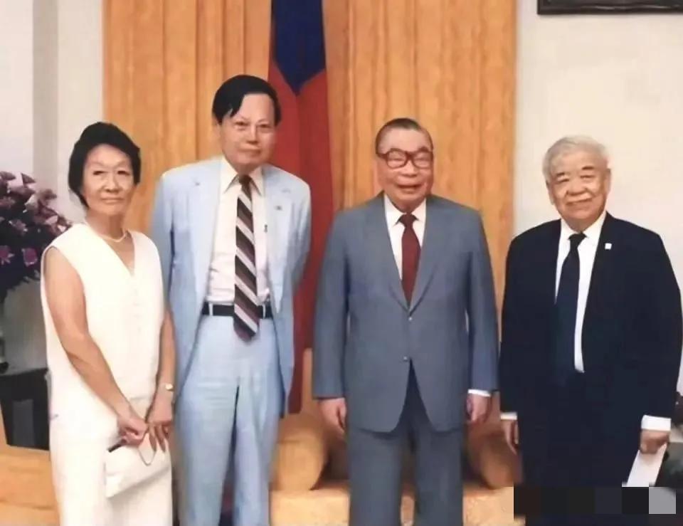 这是杨振宁夫妇于1986年唯一一次访台时的世纪合照：彼时西装革履的杨振宁64岁，