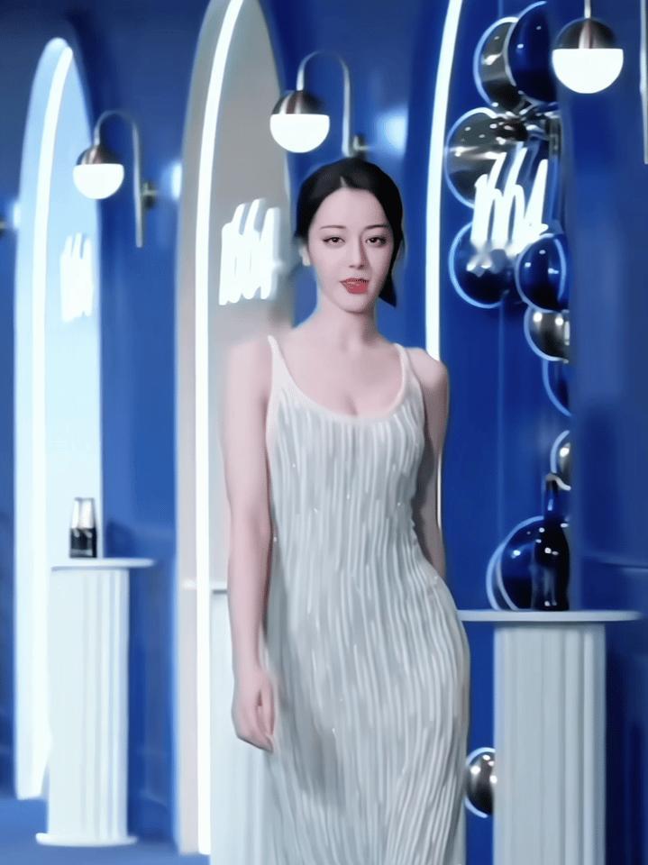 迪丽热巴这扭得太夸张了吧，更可怕的是还垫了假臀[捂脸哭]​​​