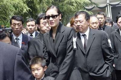 2005年，59岁的画家陈逸飞突然离世，30岁的娇妻宋美英在查看陈逸飞留下的保单