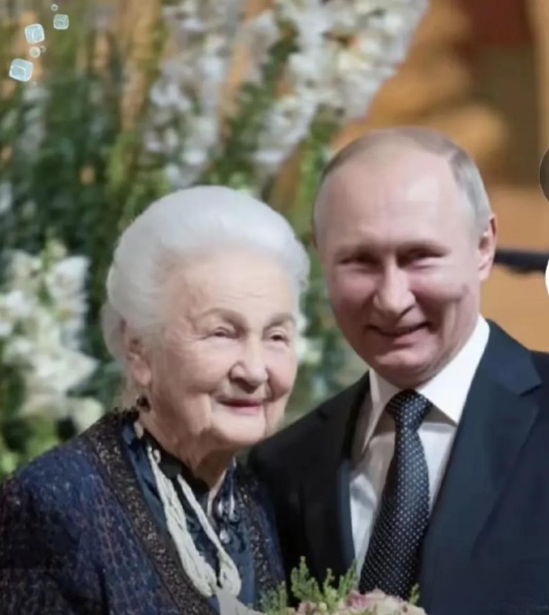 俄总统大帝73岁了，他的母亲也活到了90多，满头白发，慈祥可亲，气色很好。说