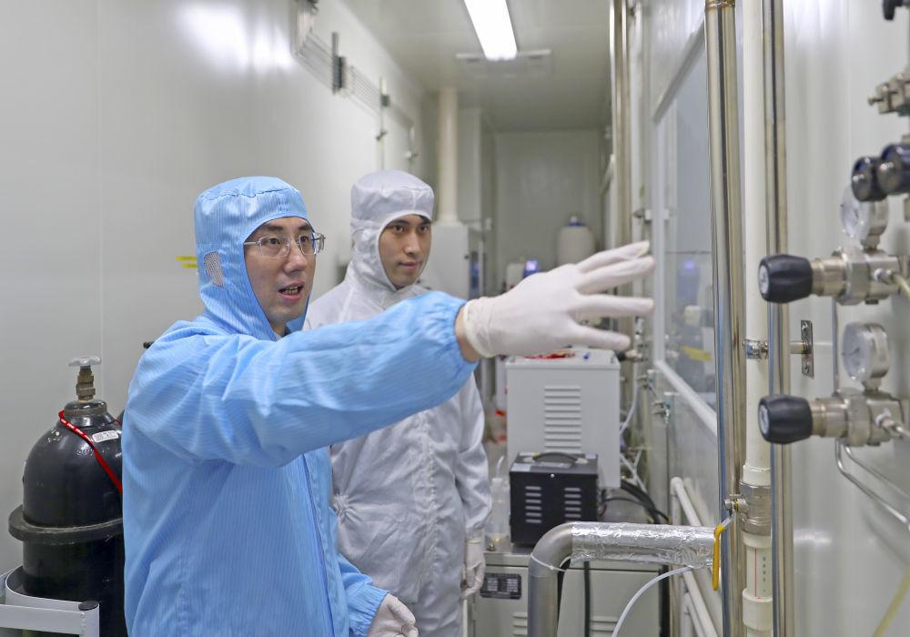 中科院金属所这回真争气，孙东明和刘驰团队捣鼓出硅石墨烯锗新型晶体管，电流增益刷出