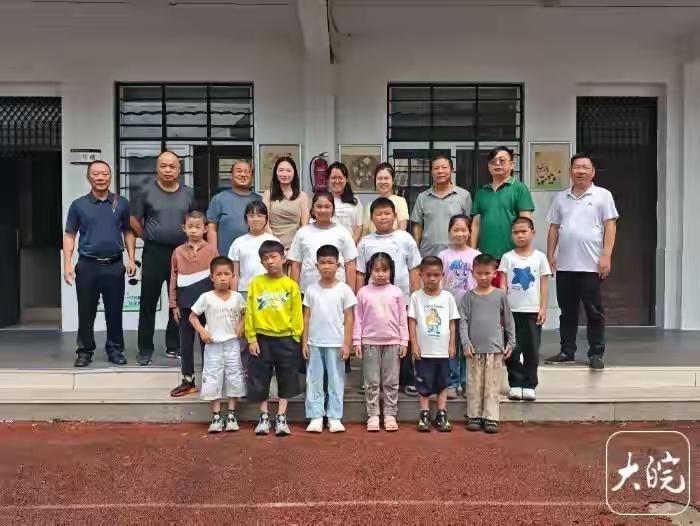 “不可思议!”5个年级仅12个学生，9名老师留守大山小学。刷到这条新闻时，不少