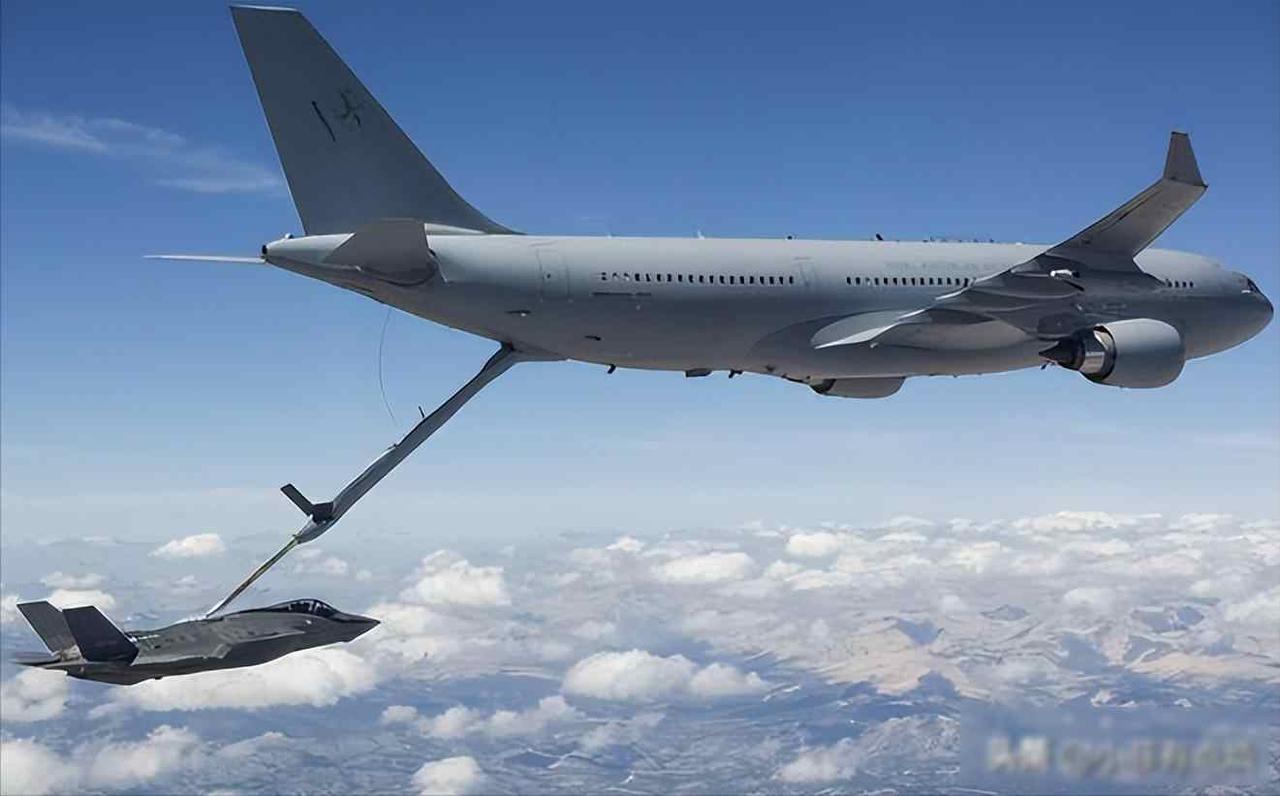 美军老飞机掉在伊拉克，印日掏钱建厂，盟友成了提款机3月12日，一架美军KC-