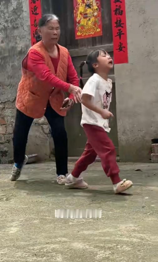 “看哭了！”近日，广西桂林，一女孩家养了只狗，平时和狗狗感情很好，但她的爷爷奶奶