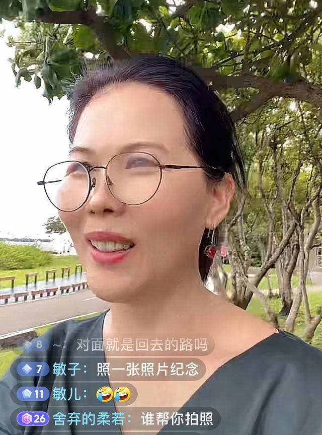 7月18日下午，汪小菲家的小杨阿姨从台北家里出来溜达了！小杨阿姨走到了一个有相框
