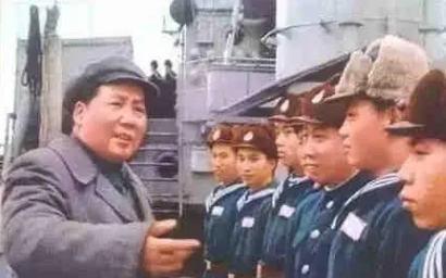 1953年2月，毛主席在洛阳舰上检阅部队。突然，主席发现，有个水兵的帽子与其他人
