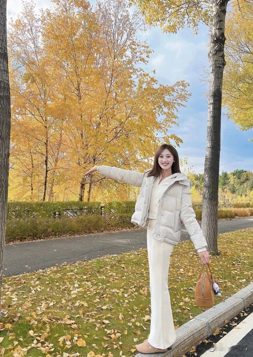 把冬天的太阳披成了披肩，暖得发光！[比心][比心][比心]太阳花披肩自发热披