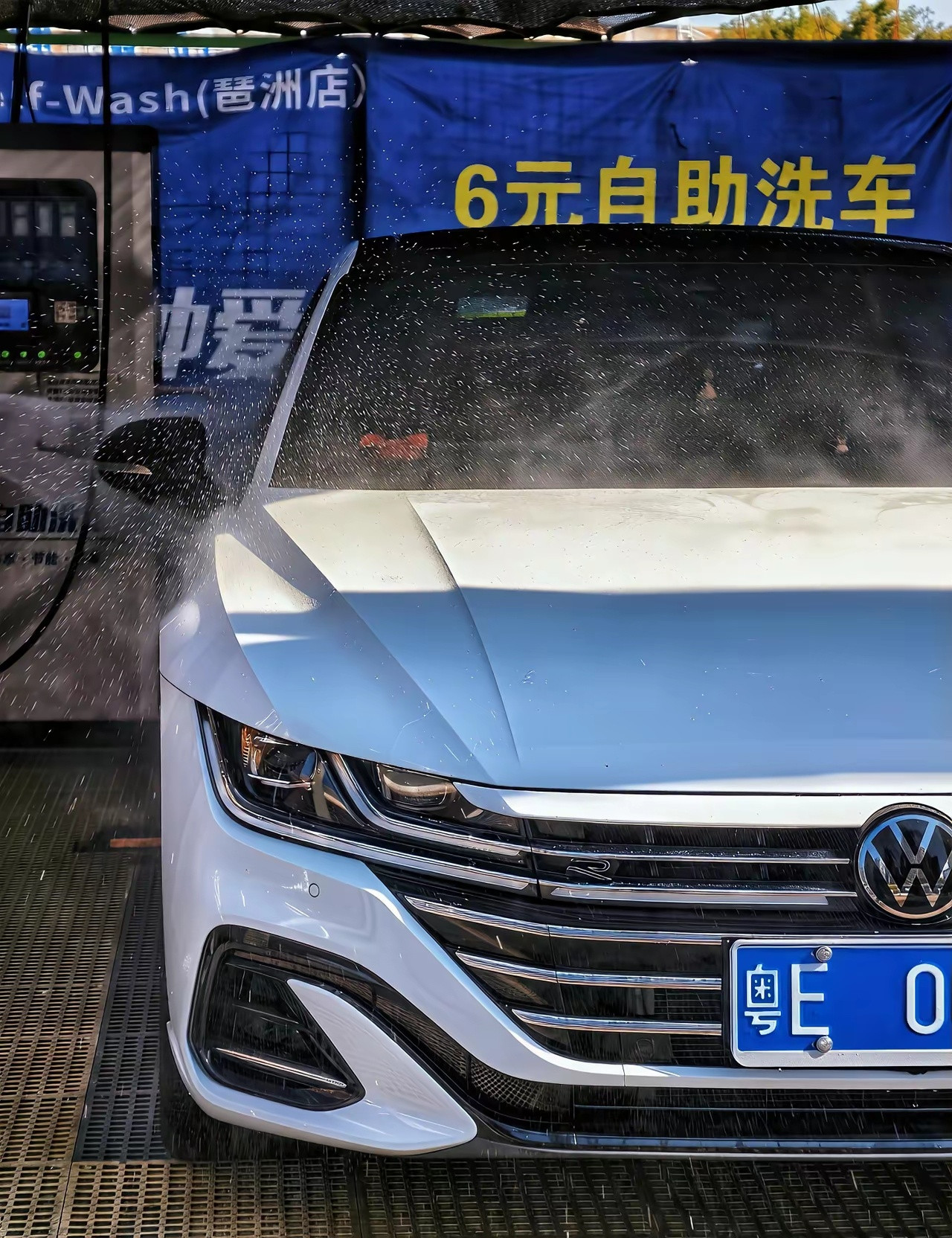 自己洗车的人，无非……第一种就是穷，第二种是打心底里爱车，你们是哪一种？