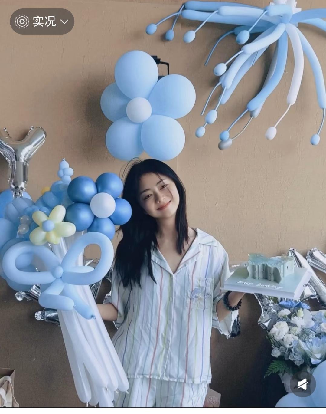 谭松韵咋了，怎么穿这样的衣服过生日呢？