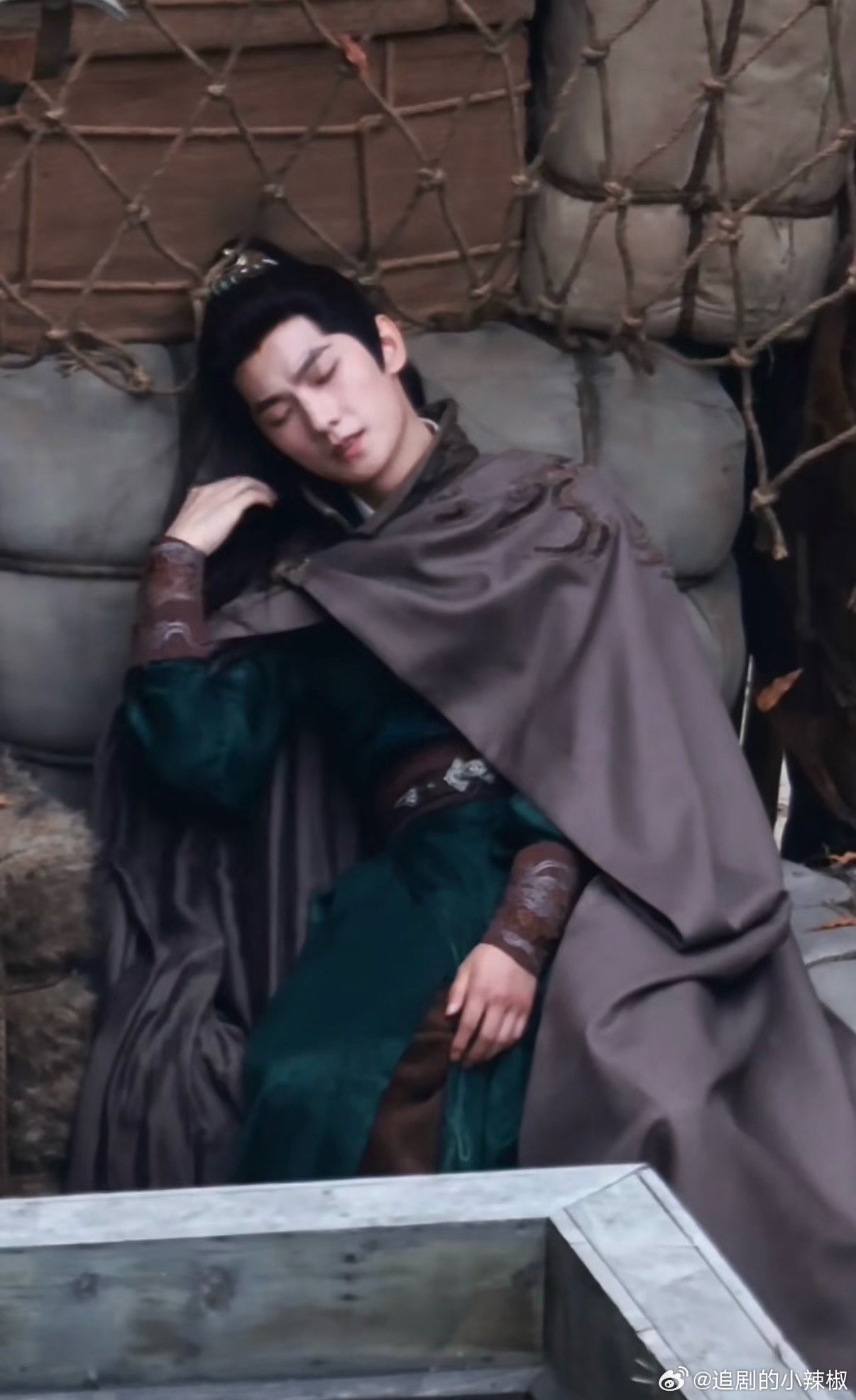 杨洋《不让江山》造型路透，这服道化水平飘忽不定啊🤔