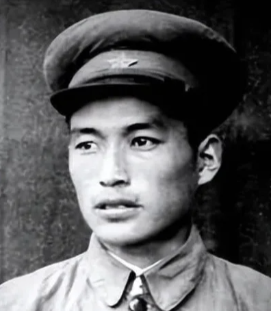 1949年，3名侦察员误入一间破旧牛棚，一名战士刚躺下，突然一阵疼痛，伸手往草堆