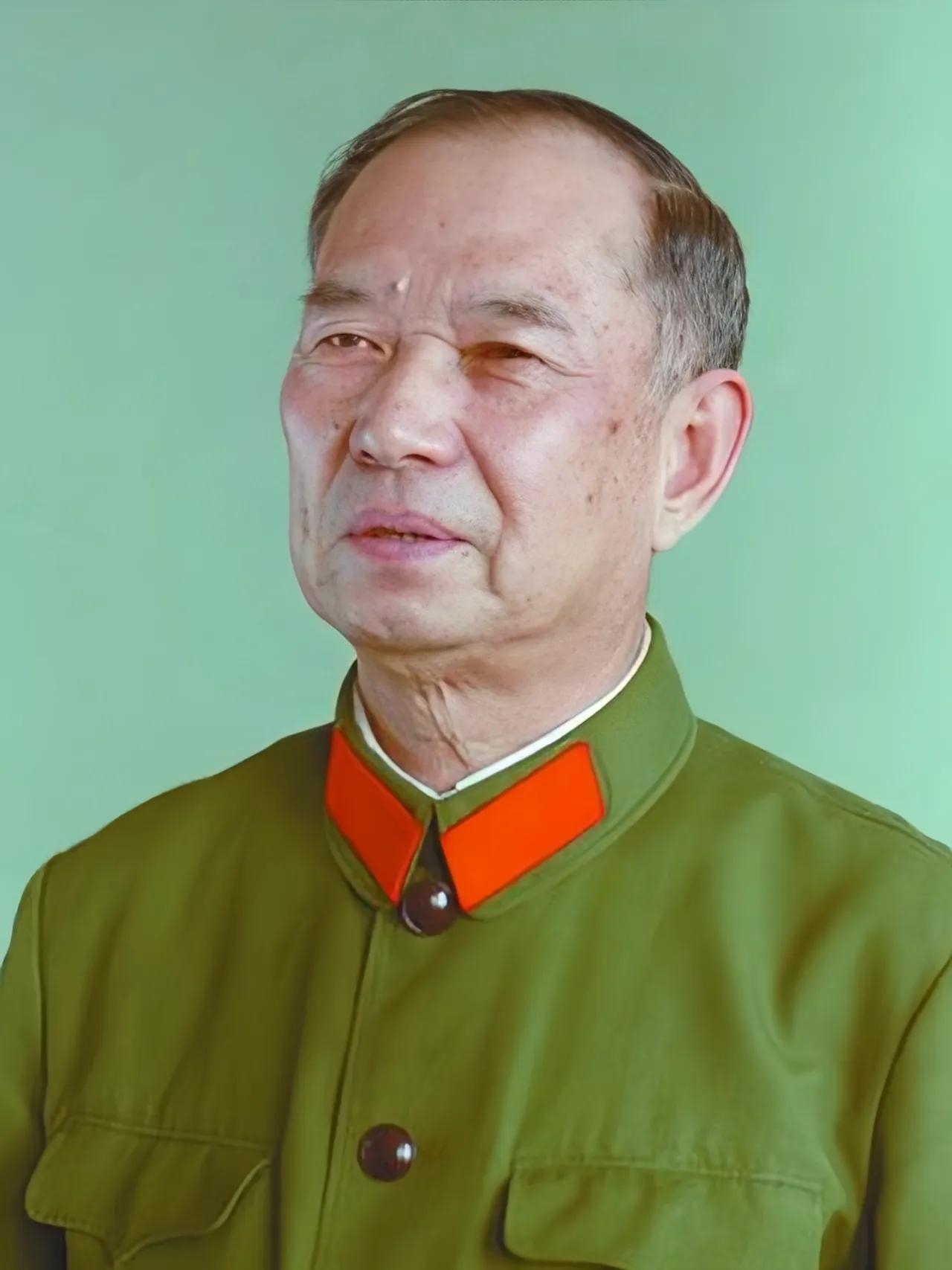 开国中将吴克华到新疆视察，一位师长是他的老部下，非常尊敬老首长，老首长难得来到这