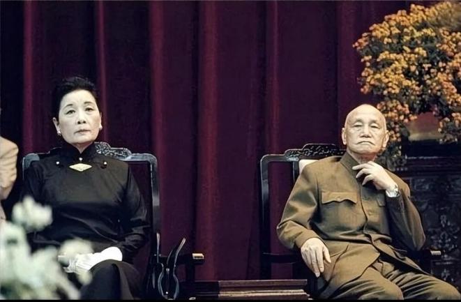 蒋介石哀叹：我有彭德怀也能赢，宋美龄一句话当场让他哑口无言？1949年败退