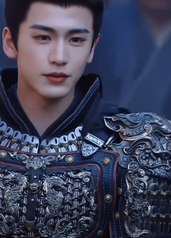 张凌赫这美颜滤镜前后差别真有点让人惊掉下巴网上剧照那叫一个帅得惊天动地，配上专