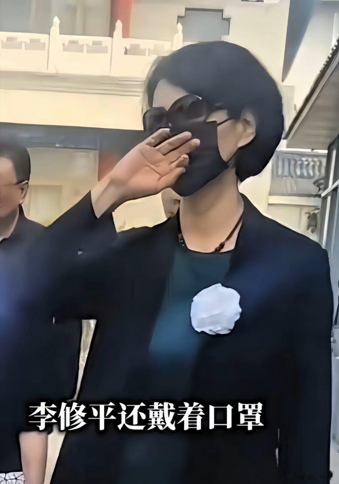 敬一丹告别那天，人群里一眼就看到了李修平。63岁的人了，一身黑衣，墨镜口罩遮得严