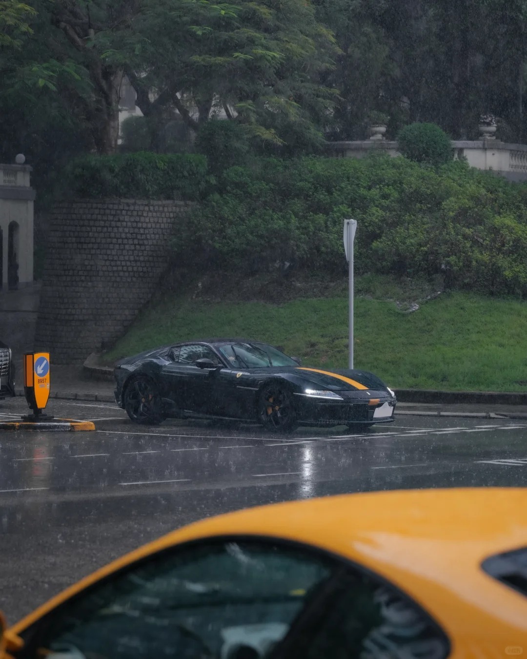 雨中的法拉利12CilindriSpider，两张图就已经写好了一个故事车东