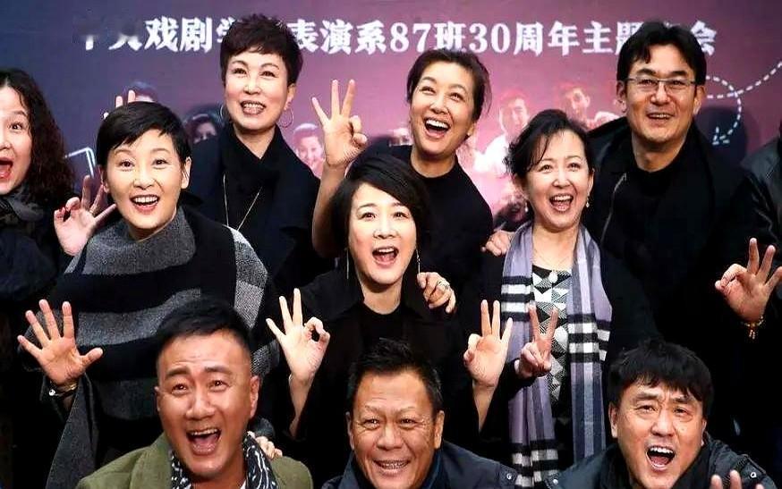 陈小艺这状态，还真有点认不出了。一场活动，徐帆、江珊、胡军、何冰这些老戏骨都