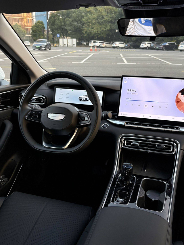 现在提车挺快的办贷款加上上牌一天全搞定早上去的5万块钱贷款两年无利息然后但