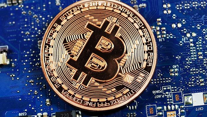 比特币的价值来源和信用支撑挺有意思。它价值并非由政府或实体背书，靠的是市场供需和