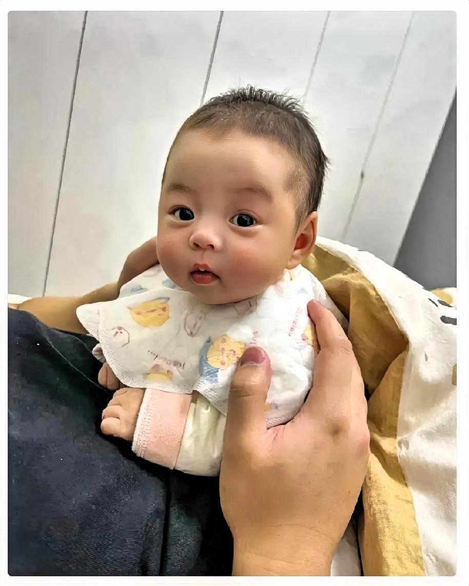 女儿结婚多年没怀上，去年领养了个可爱宝宝，全家都疼得不行。没想到养了半年多，