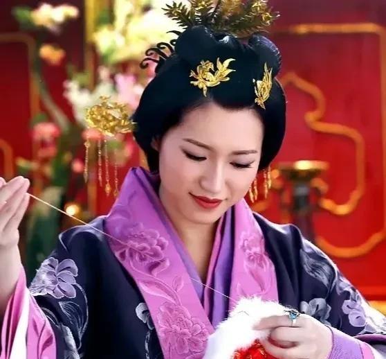 公元前71年，18岁的皇后许平君身怀二胎即将临盆生产时，忽觉身体不适。女医淳于衍