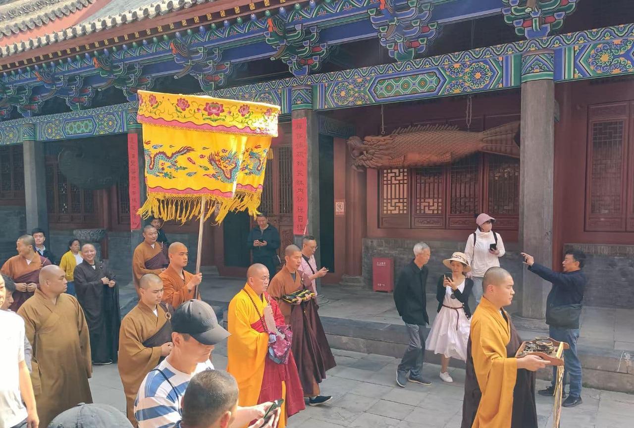 释永信年轻时，经常在千佛殿前练功，花了很大的气力学武功。拔筋、踢腿、劈叉、冲拳，
