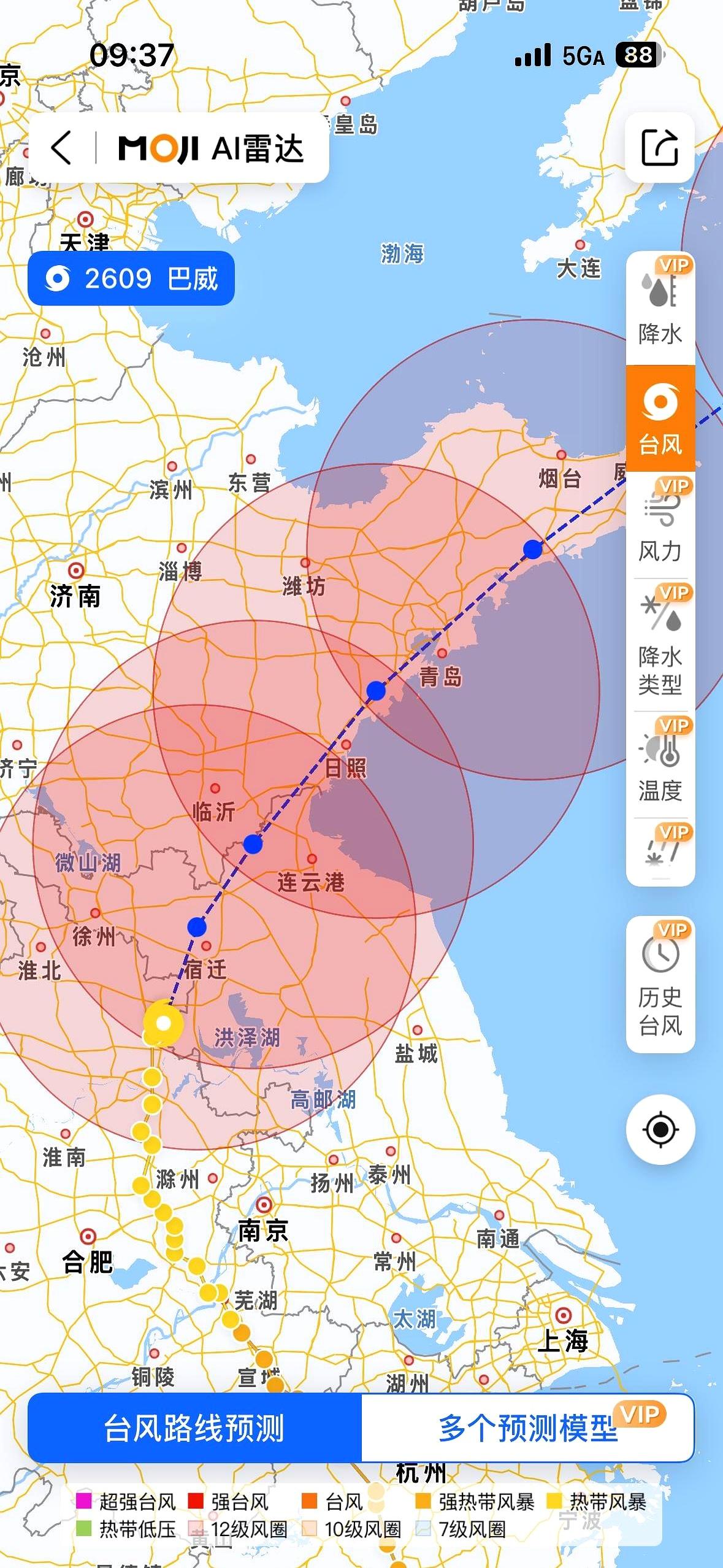 说山东是块风水宝地的，这回又有谈资了。台风先在浙江上岸，进安徽打了个回头弯，擦