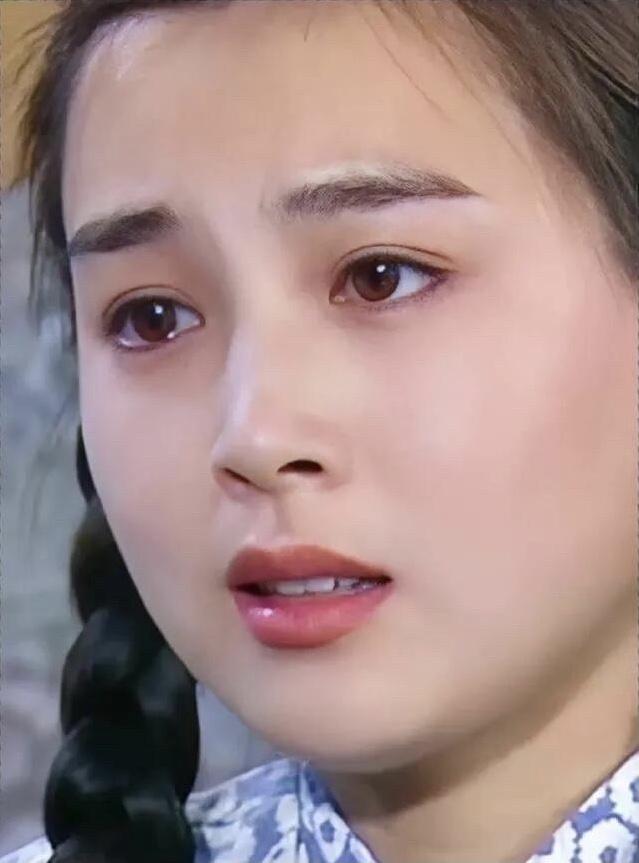 她这一双含情脉脉的双眼，当年可是迷倒了不少人，是90年代最有气质的女演员，可惜她