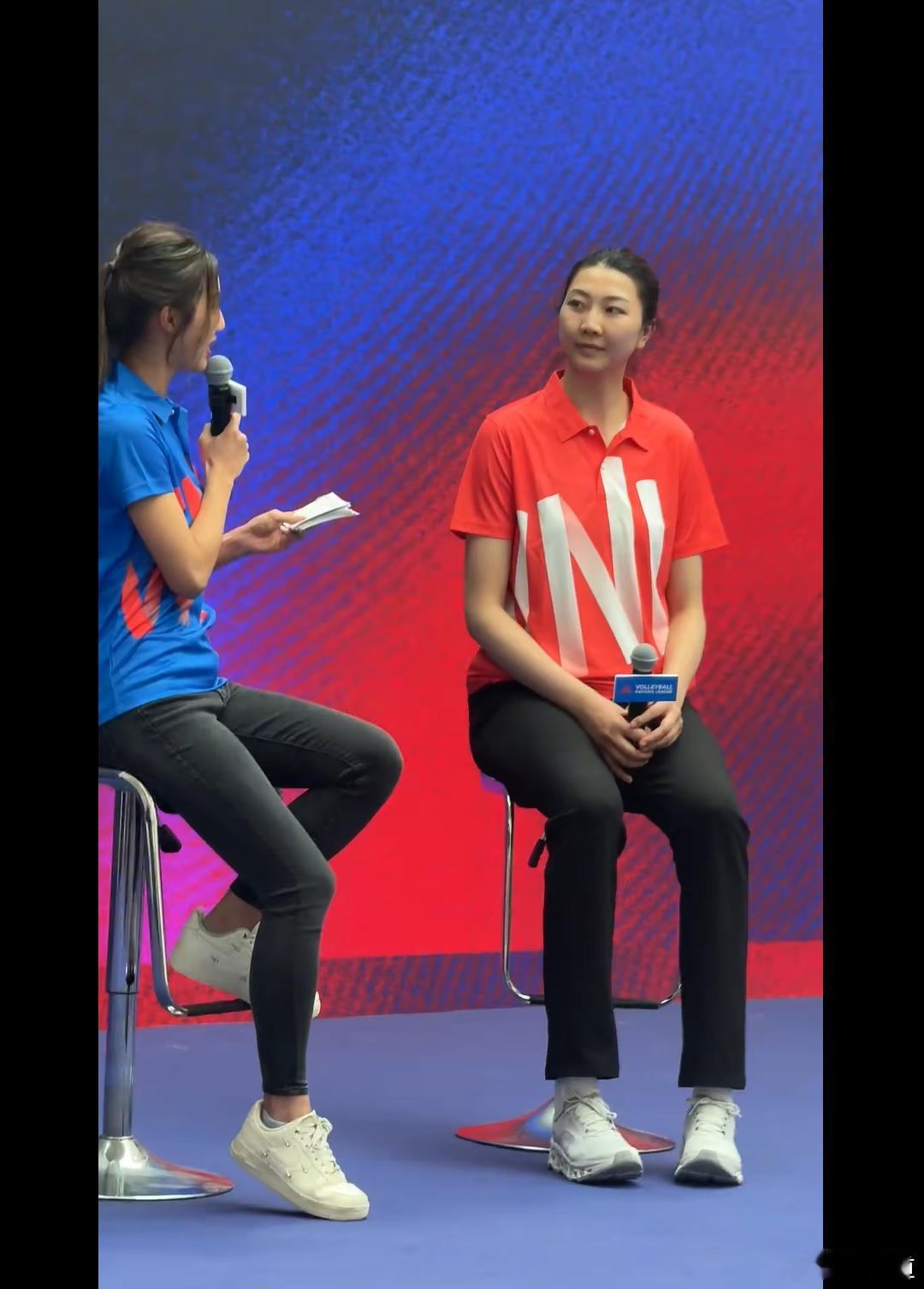 中国女排袁心玥袁心玥在现场接受采访时表示已经适应了身份转换其实现在是等于脑力活