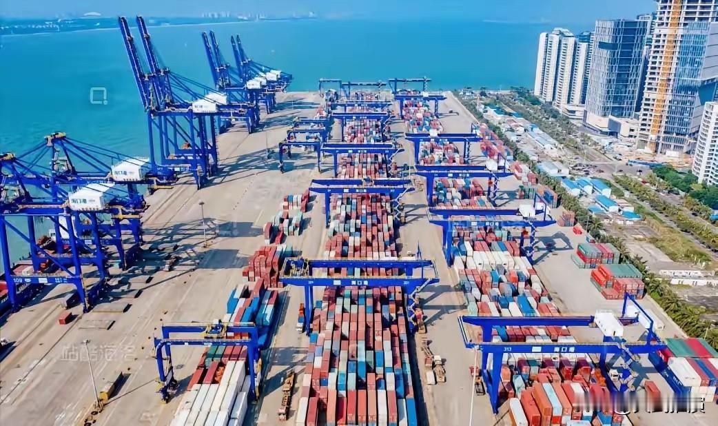 海南封关，新加坡心里苦却无计可施，不像以前上海的深水港，巴基斯坦的瓜达尔港，他们