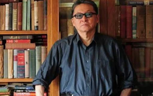 一次，三毛对李敖说:我去非洲沙漠是为了帮助那里的黑人！李敖反问道:你为什么不去帮