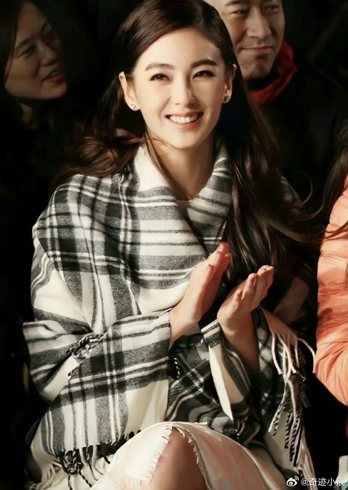 谁被张雨绮直播美到了！精致五官搭配优雅造型，气质直接拉满，笑容温柔又大气，颜值抗