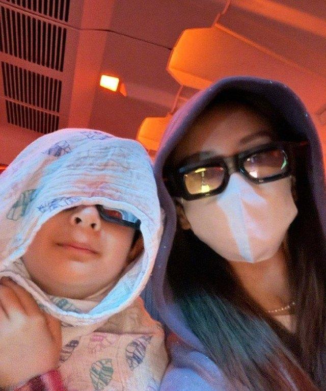36岁baby带小海绵参加饭局，儿子侧脸跟黄晓明一模一样，网友却问：那边刚传有女儿，这边儿子全交给妈