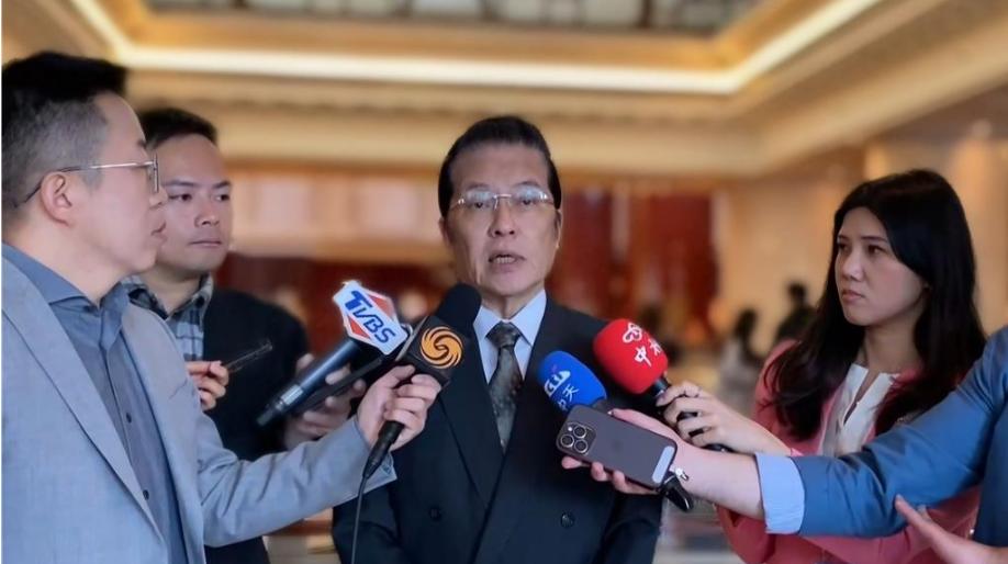 就在刚刚，国民党副主席张荣恭发表声明，4月11日，中国国民党主席郑丽文目