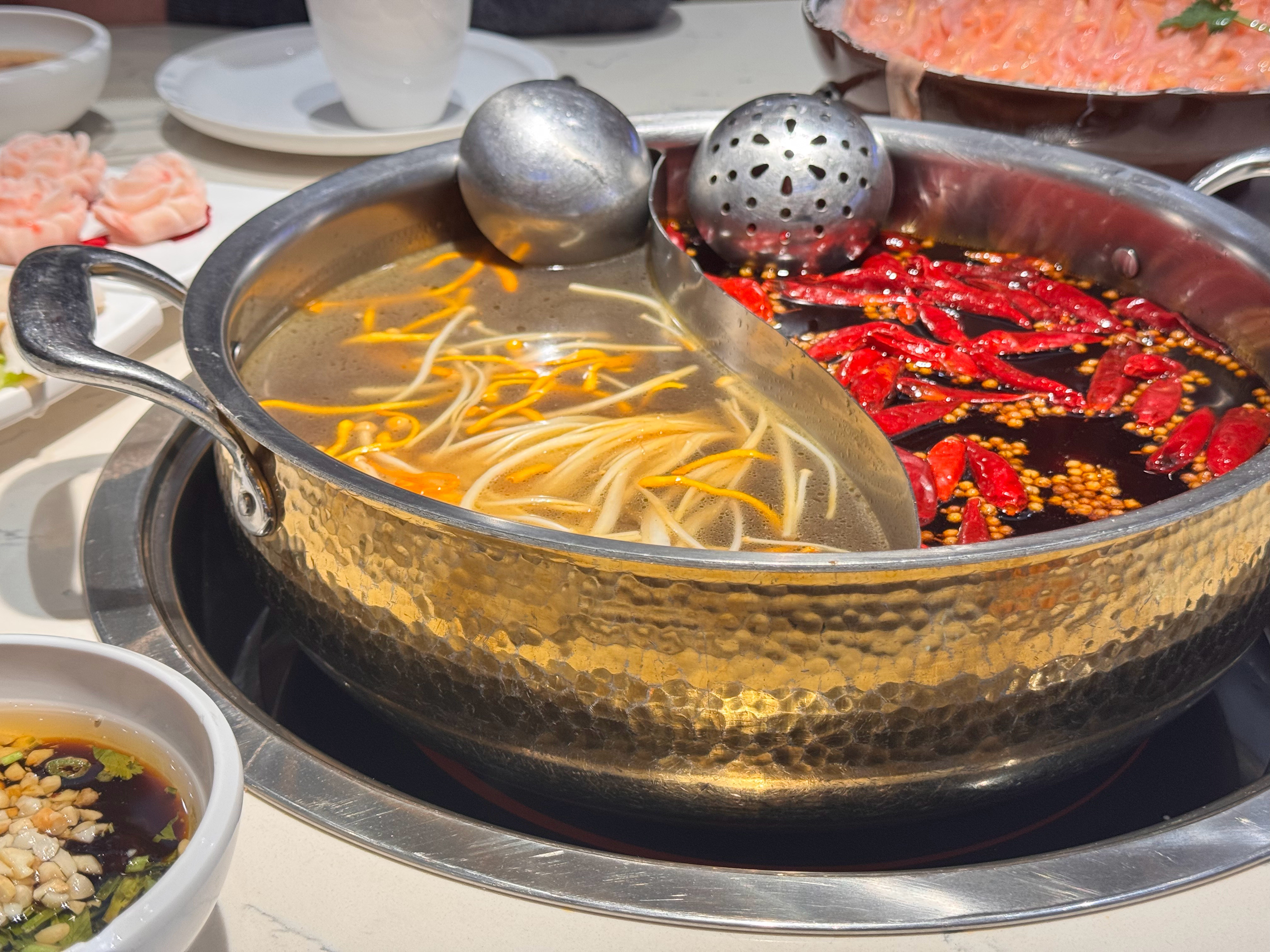 虞书欣来重庆吃火锅