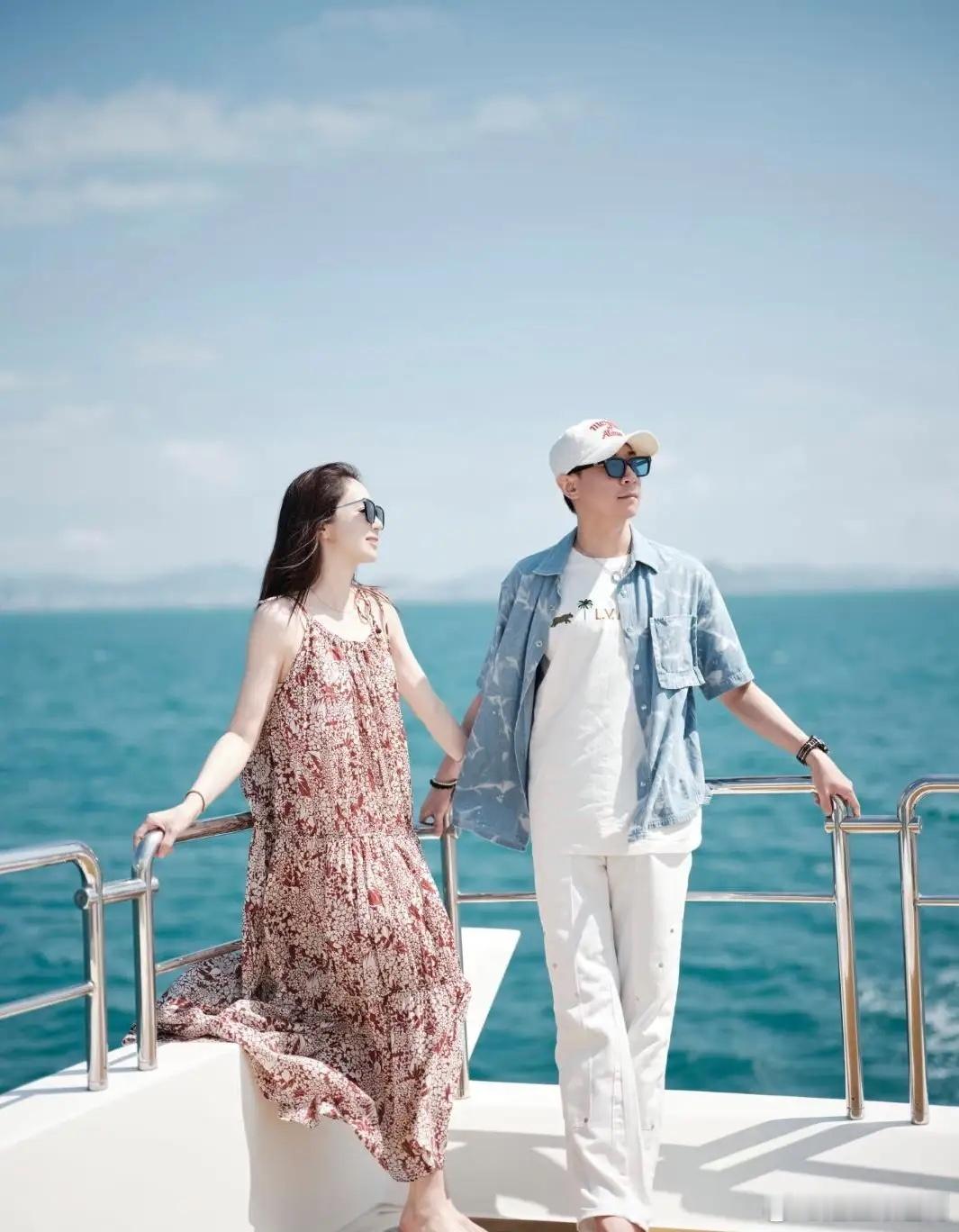 47岁董璇带家人到海南过年，老公张维伊和9岁女儿小酒窝都在，她好闺蜜佟丽娅和儿子