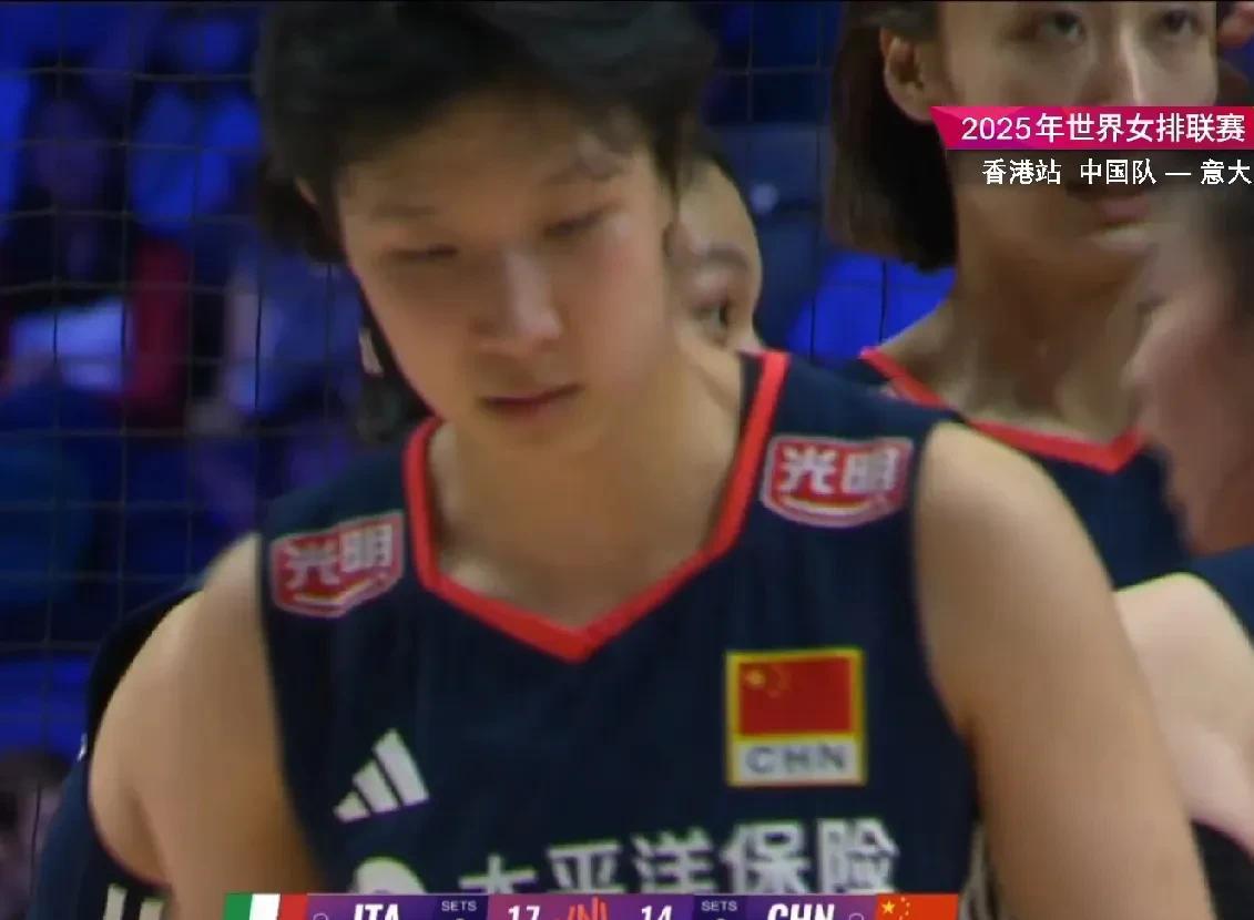 中国女排第一局21-25失利。虽然失利，但是小将董禹含表现突出，单局拿到8分，龚