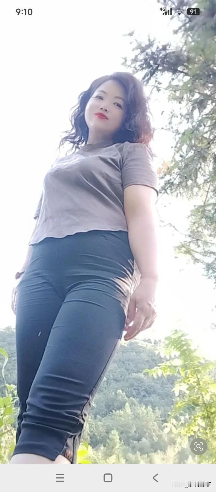 农村富了，很多农村姑娘不干体力活了，她们的爸妈让她在闲着，个个养得白白胖胖的，偶