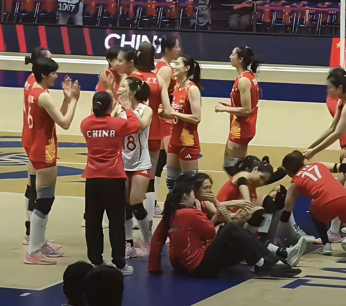 女排赢球赛后的暖心画面戳中无数球迷，就像竞技赛场之外翻开温柔的另一面，中国女排大
