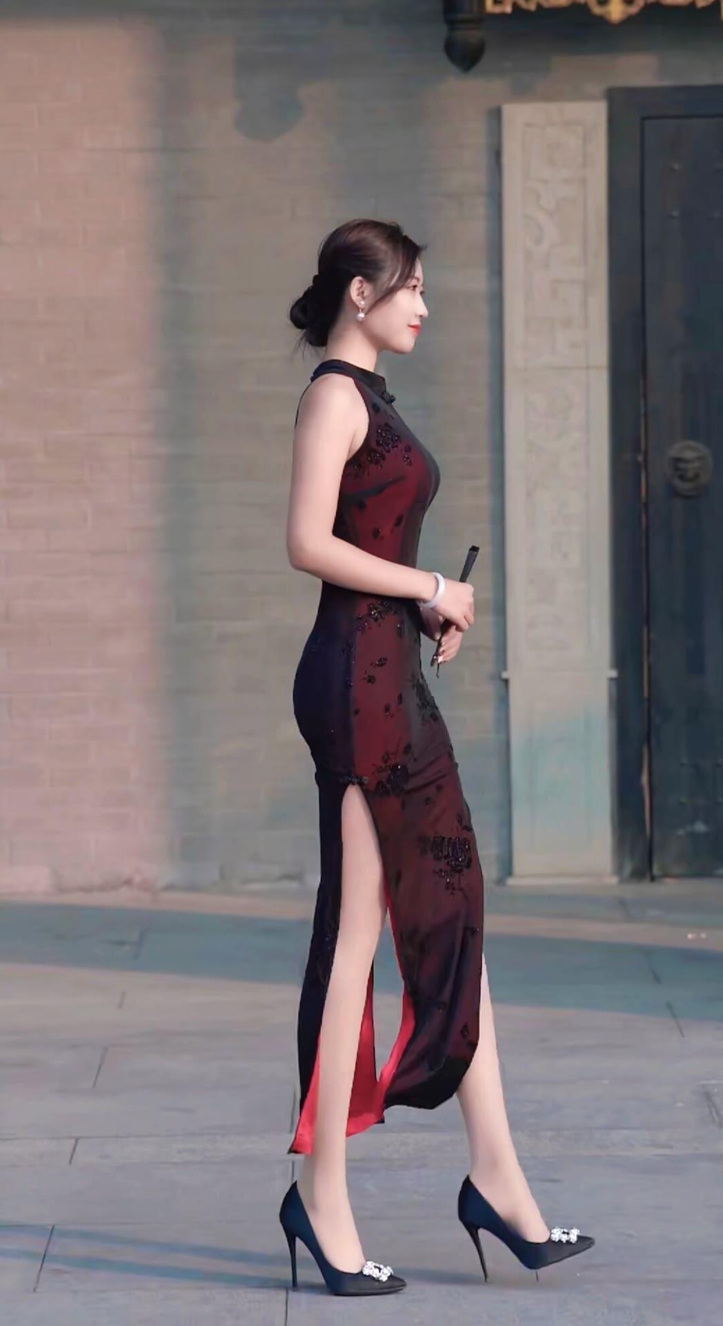 旗袍怎么穿才好看 选合身版型，贴合肩线腰线，不松垮不紧绷。搭低跟鞋或布鞋，配珍珠