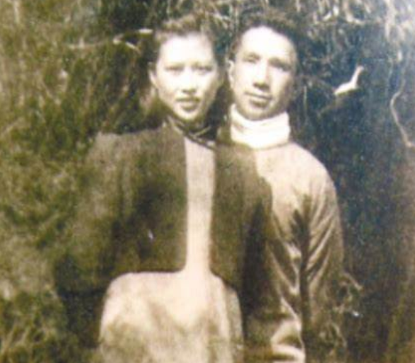 1950年，粟裕和妻子楚青逛上海。走过一家咖啡馆时，粟裕突然说：“这家咖啡馆不错
