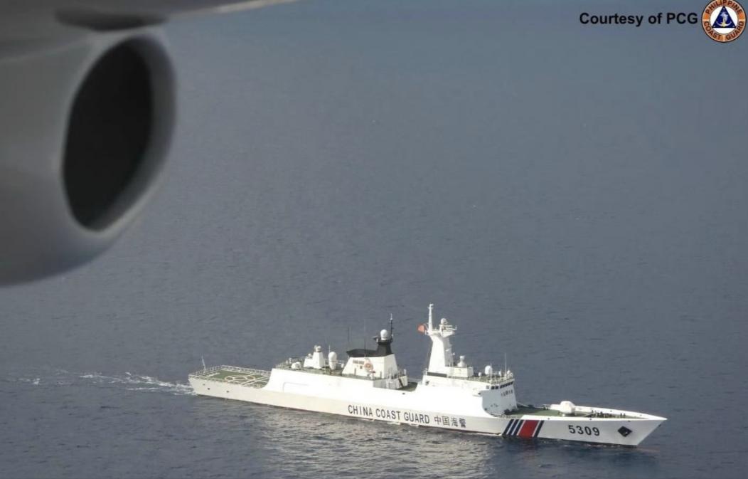 中国海警抵近中业岛，人员冲上礁，海警船随时戒备，5月16日，南海中业岛附近海面上