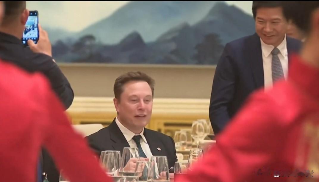 马斯克是晚宴最忙的人今天晚上晚宴，马斯克成了最忙的人，也可以看出马斯克的影响力